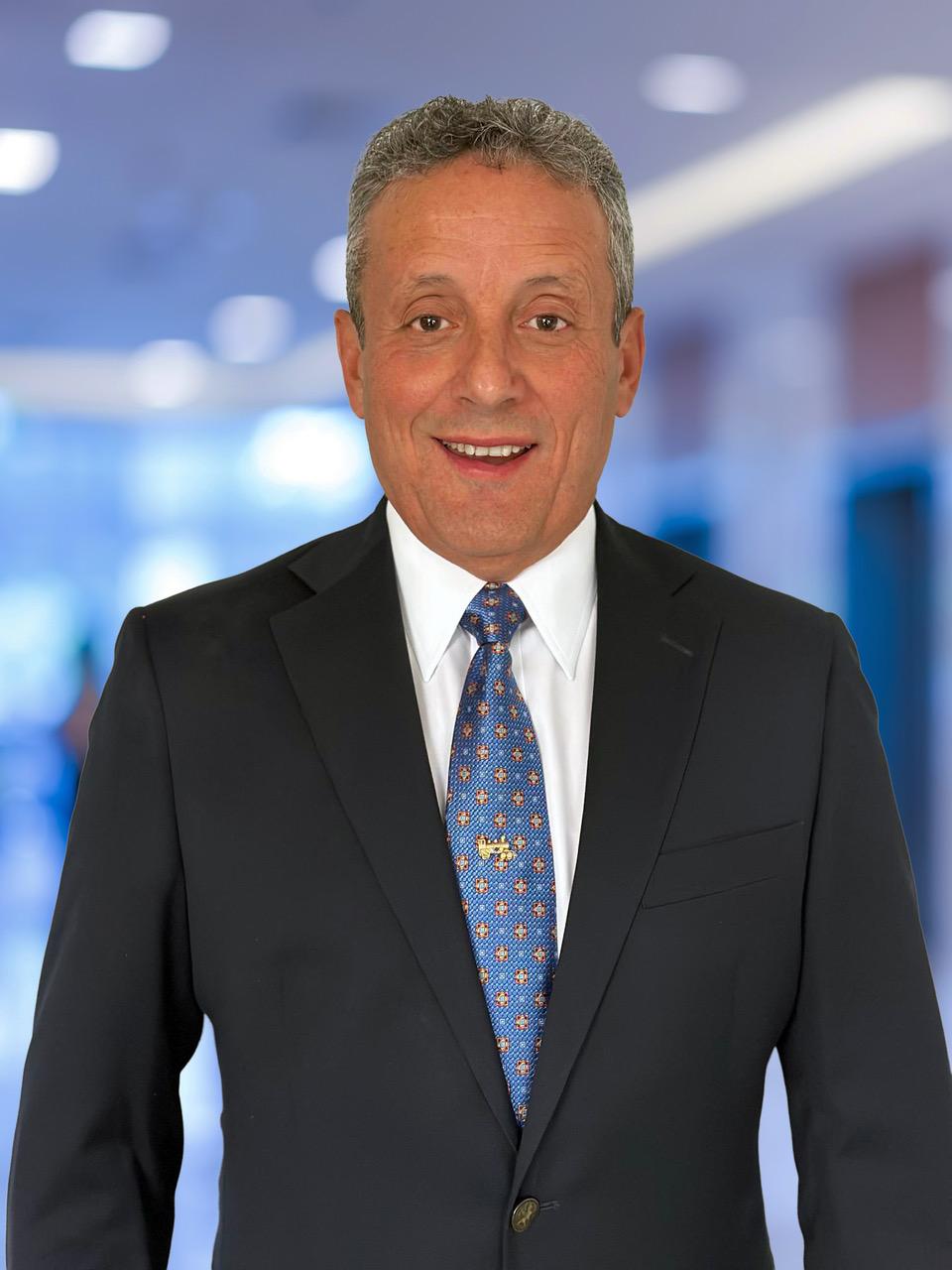 Foto de rostro del Dr. P. Joseph Perrotti